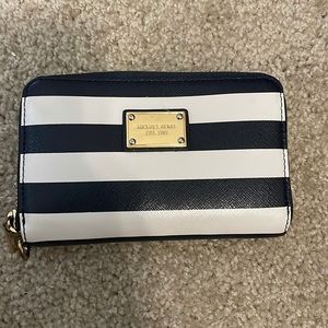 Michael kors wallet with wrislet